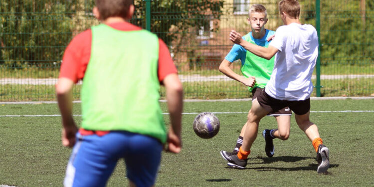 22.7.2015 Kielce. Wakacje z futbolem. Mecz NasPolDym - Armia Durlina / Wojciech Habdas / Radio Kielce