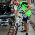 29.7.2015 Lidzbark Warmiński. Z lokalną grupą rowerzystów wybraliśmy się na wycieczkę fragmentem szlaku Green Velo prowadzącym do Stoczka Klasztornego. Najpierw sprawdzenie sprzętu. / Wojciech Habdas / Radio Kielce