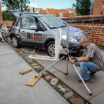 29.7.2015 Lidzbark Warmiński. Z lokalną grupą rowerzystów wybraliśmy się na wycieczkę fragmentem szlaku Green Velo prowadzącym do Stoczka Klasztornego. Najpierw sprawdzenie sprzętu, nie tylko rowerowego. / Wojciech Habdas / Radio Kielce