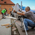 29.7.2015 Lidzbark Warmiński. Z lokalną grupą rowerzystów wybraliśmy się na wycieczkę fragmentem szlaku Green Velo prowadzącym do Stoczka Klasztornego. Najpierw sprawdzenie sprzętu, nie tylko rowerowego. / Wojciech Habdas / Radio Kielce