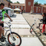 29.7.2015 Lidzbark Warmiński. Z lokalną grupą rowerzystów wybraliśmy się na wycieczkę fragmentem szlaku Green Velo prowadzącym do Stoczka Klasztornego. Najpierw sprawdzenie sprzętu. / Wojciech Habdas / Radio Kielce