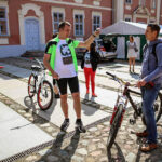 29.7.2015 Lidzbark Warmiński. Z lokalną grupą rowerzystów wybraliśmy się na wycieczkę fragmentem szlaku Green Velo prowadzącym do Stoczka Klasztornego. Omówienie trasy przed wyjazdem. / Wojciech Habdas / Radio Kielce