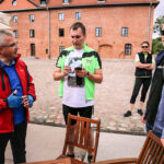 29.7.2015 Lidzbark Warmiński. Z lokalną grupą rowerzystów wybraliśmy się na wycieczkę fragmentem szlaku Green Velo prowadzącym do Stoczka Klasztornego. Omówienie trasy przed wyjazdem. / Wojciech Habdas / Radio Kielce