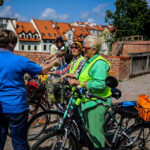 29.7.2015 Lidzbark Warmiński. Z lokalną grupą rowerzystów wybraliśmy się na wycieczkę fragmentem szlaku Green Velo prowadzącym do Stoczka Klasztornego. Dziennikarka Radia Olsztyn rozmawiała z rowerzystami. / Wojciech Habdas / Radio Kielce
