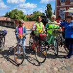 29.7.2015 Lidzbark Warmiński. Z lokalną grupą rowerzystów wybraliśmy się na wycieczkę fragmentem szlaku Green Velo prowadzącym do Stoczka Klasztornego. Dziennikarka Radia Olsztyn rozmawiała z rowerzystami. / Wojciech Habdas / Radio Kielce