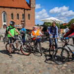 29.7.2015 Lidzbark Warmiński. Z lokalną grupą rowerzystów wybraliśmy się na wycieczkę fragmentem szlaku Green Velo prowadzącym do Stoczka Klasztornego. I w trasę... / Wojciech Habdas / Radio Kielce