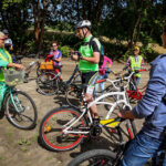 29.7.2015 Lidzbark Warmiński. Z lokalną grupą rowerzystów wybraliśmy się na wycieczkę fragmentem szlaku Green Velo prowadzącym do Stoczka Klasztornego. Ze słuchaczami Radia Kielce łączyliśmy się z trasy. / Wojciech Habdas / Radio Kielce