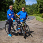 29.7.2015 Lidzbark Warmiński. Z lokalną grupą rowerzystów wybraliśmy się na wycieczkę fragmentem szlaku Green Velo prowadzącym do Stoczka Klasztornego. Reprezentacja Radia Olsztyn, Mariusz Bojarowicz – prezes zarządu Radia Olsztyn SA, i Henryk Łańko, wiceprezes Radia Olsztyn. / Wojciech Habdas / Radio Kielce