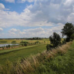 29.7.2015 Lidzbark Warmiński. Z lokalną grupą rowerzystów wybraliśmy się na wycieczkę fragmentem szlaku Green Velo prowadzącym do Stoczka Klasztornego. / Wojciech Habdas / Radio Kielce