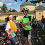 29.7.2015 Lidzbark Warmiński. Z lokalną grupą rowerzystów wybraliśmy się na wycieczkę fragmentem szlaku Green Velo prowadzącym do Stoczka Klasztornego. U celu podróży w Stoczku. / Wojciech Habdas / Radio Kielce