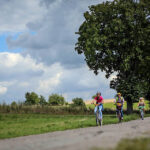 29.7.2015 Lidzbark Warmiński. Z lokalną grupą rowerzystów wybraliśmy się na wycieczkę fragmentem szlaku Green Velo prowadzącym do Stoczka Klasztornego. / Wojciech Habdas / Radio Kielce