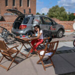 29.7.2015 Lidzbark Warmiński. Z lokalną grupą rowerzystów wybraliśmy się na wycieczkę fragmentem szlaku Green Velo prowadzącym do Stoczka Klasztornego. Ekipa Radia Kielce czeka na wycieczkowiczów. / Wojciech Habdas / Radio Kielce