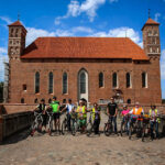 29.7.2015 Lidzbark Warmiński. Z lokalną grupą rowerzystów wybraliśmy się na wycieczkę fragmentem szlaku Green Velo prowadzącym do Stoczka Klasztornego. Na koniec kolejne zdjęcie, sprawdzenie obecności zarazem. Wszyscy są. / Wojciech Habdas / Radio Kielce