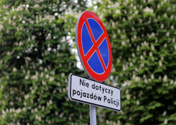 Zakaz parkowania, nie dotyczy pojazdów Policji / Wojciech Habdas / Radio Kielce