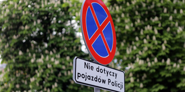 Zakaz parkowania, nie dotyczy pojazdów Policji / Wojciech Habdas / Radio Kielce
