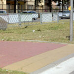 31.7.2015 Kielce. Przy ul. Warszawskiej skoszono trawę, odsłaniając śmieci które przykrywała. / Wojciech Habdas / Radio Kielce