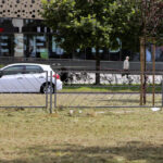 31.7.2015 Kielce. Przy ul. Warszawskiej skoszono trawę, odsłaniając śmieci które przykrywała. / Wojciech Habdas / Radio Kielce