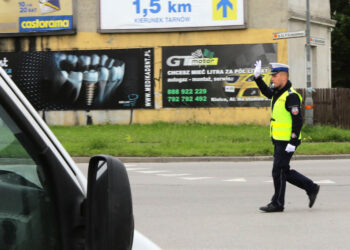Na skrzyżowaniu Ściegiennego i Husarskiej policjanci sprawdzali swoje umiejętności w kierowaniu ruchem. / Wojciech Habdas / Radio Kielce