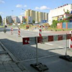 31.7.2015 Kielce. Piesi mają problem z przejściem wzdłuż ul. Okrzei, brakuje chodnika. / Robert Felczak / Radio Kielce