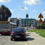 31.7.2015 Kielce. Piesi mają problem z przejściem wzdłuż ul. Okrzei, brakuje chodnika. / Robert Felczak / Radio Kielce