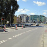 31.7.2015 Kielce. Piesi mają problem z przejściem wzdłuż ul. Okrzei, brakuje chodnika. / Robert Felczak / Radio Kielce