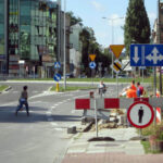 31.7.2015 Kielce. Piesi mają problem z przejściem wzdłuż ul. Okrzei, brakuje chodnika. / Robert Felczak / Radio Kielce