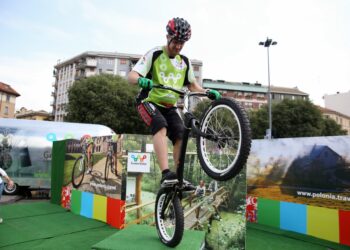 24.05.2015 Promocja Green Velo na ulicach Mediolanu  - Krystian Herba w czasie pokazów trial / Stanisław Blinstrub / Radio Kielce