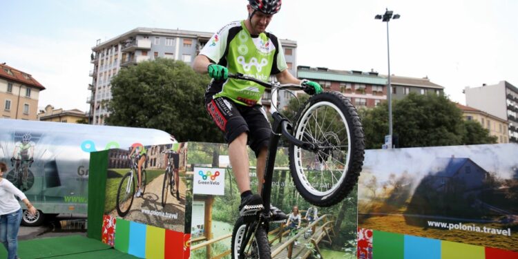 24.05.2015 Promocja Green Velo na ulicach Mediolanu  - Krystian Herba w czasie pokazów trial / Stanisław Blinstrub / Radio Kielce