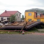 23.07.2015 Sarnówek Duży. Zniszczenia po trąbie powietrznej / Paweł Klepka / Radio Kielce