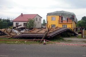 23.07.2015 Sarnówek Duży. Zniszczenia po trąbie powietrznej / Paweł Klepka / Radio Kielce