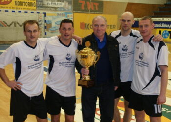 15.07.2015. Krzysztof Retlikowski z zawodnikami WSH podczas Turnieju Grudniowego w 2008 roku / Krystian Balicki
