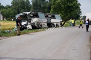 08.07.2015 Słupia. Powiat jędrzejowski. Zderzenie autokaru i ciężarówki / Paweł Klepka / Radio Kielce