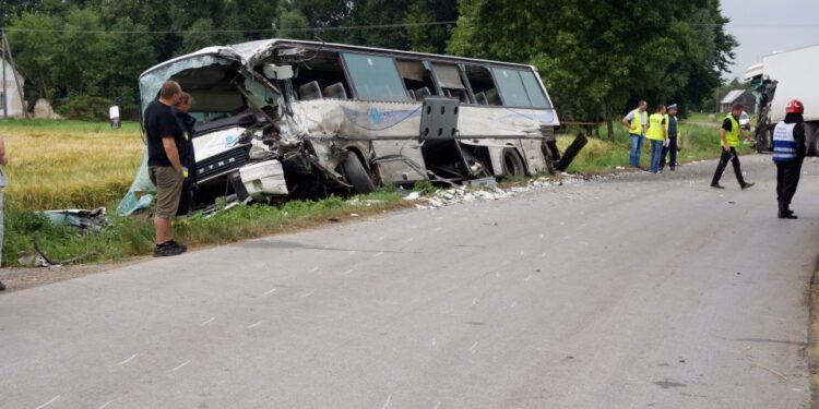 08.07.2015 Słupia. Powiat jędrzejowski. Zderzenie autokaru i ciężarówki / Paweł Klepka / Radio Kielce