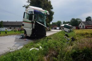 08.07.2015 Słupia. Powiat jędrzejowski. Zderzenie autokaru i ciężarówki / Paweł Klepka / Radio Kielce