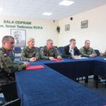 02.07.2015 Kielce. Bukówka. Żołnierze Centrum Przygotowań do Misji Zagranicznych pomagają choremu koledze / Robert Felczak / Radio Kielce