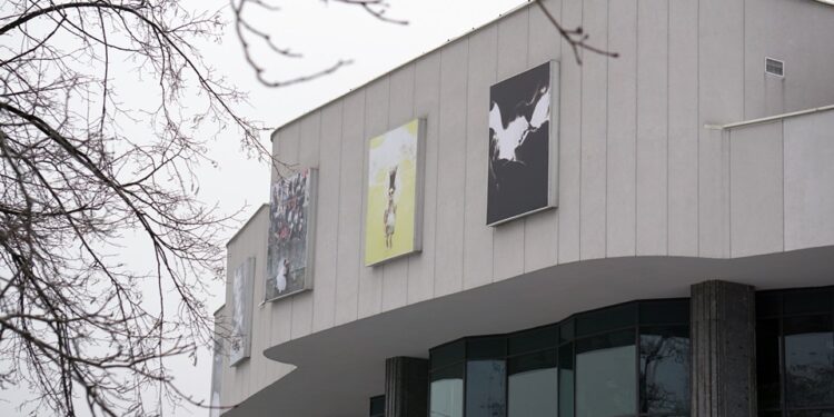 05.12.2014 Wystawa "Życie jest piękne" na budynku KCK / Stanisław Blinstrub / Radio Kielce