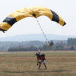32. Międzynarodowe Świętokrzyskie Zawody Spadochronowe (15 sierpnia 2015) / Piotr Michalski / Radio Kielce