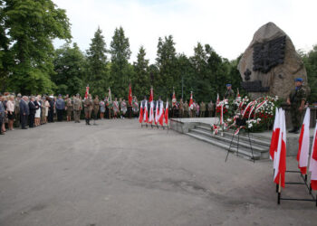 Uroczystości patriotyczne na Skwerze Szarych Szeregów (1 sierpnia 2015 r.) / Piotr Michalski / Radio Kielce
