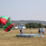 32. Międzynarodowe Świętokrzyskie Zawody Spadochronowe (15 sierpnia 2015) / Piotr Michalski / Radio Kielce