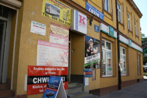Reklamowy chaos szpeci centrum Kielc (18 sierpnia 2015 r.) / Piotr Michalski / Radio Kielce