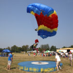 32. Międzynarodowe Świętokrzyskie Zawody Spadochronowe (15 sierpnia 2015) / Piotr Michalski / Radio Kielce