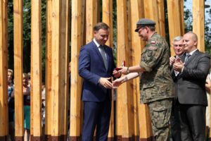 Andrzej Duda w Jędrzejowie. Prezydent otrzymał Honorową Odznakę Marszu Szlakiem I Kompani Kadrowej / Stanisław Blinstrub / Radio Kielce