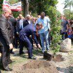 Andrzej Duda w Jędrzejowie. Spotkanie z mieszkańcami. Sadzenie dębu pamięci. / Stanisław Blinstrub / Radio Kielce