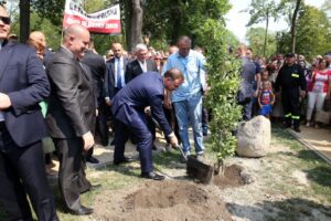 Andrzej Duda w Jędrzejowie. Spotkanie z mieszkańcami. Sadzenie dębu pamięci. / Stanisław Blinstrub / Radio Kielce