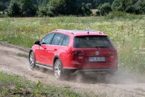 31.08.2015. Volkswagen Golf Alltrack / Robert Felczak / Radio Kielce