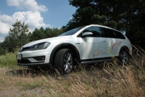 31.08.2015. Volkswagen Golf Alltrack / Robert Felczak / Radio Kielce