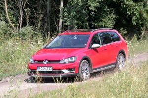 31.08.2015. Volkswagen Golf Alltrack / Robert Felczak / Radio Kielce