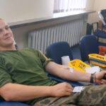 10.08.2015. Żołnierze z CPdMZ na kieleckiej Bukówce oddają krew / Kamil Król / Radio Kielce