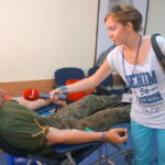 10.08.2015. Żołnierze z CPdMZ na kieleckiej Bukówce oddają krew / Kamil Król / Radio Kielce