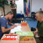 10.08.2015. Żołnierze z CPdMZ na kieleckiej Bukówce oddają krew / Kamil Król / Radio Kielce